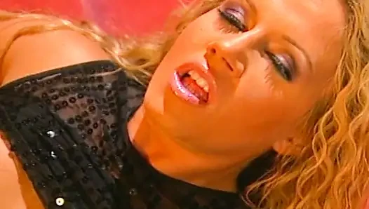 Sarışın orta yaşlı seksi kadın yapay penisi emiyor ve parmaklarıyla patlamalı orgazm oluyor