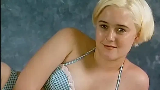 Sie ist ein süßer deutscher teenager, der gerne in dessous posiert