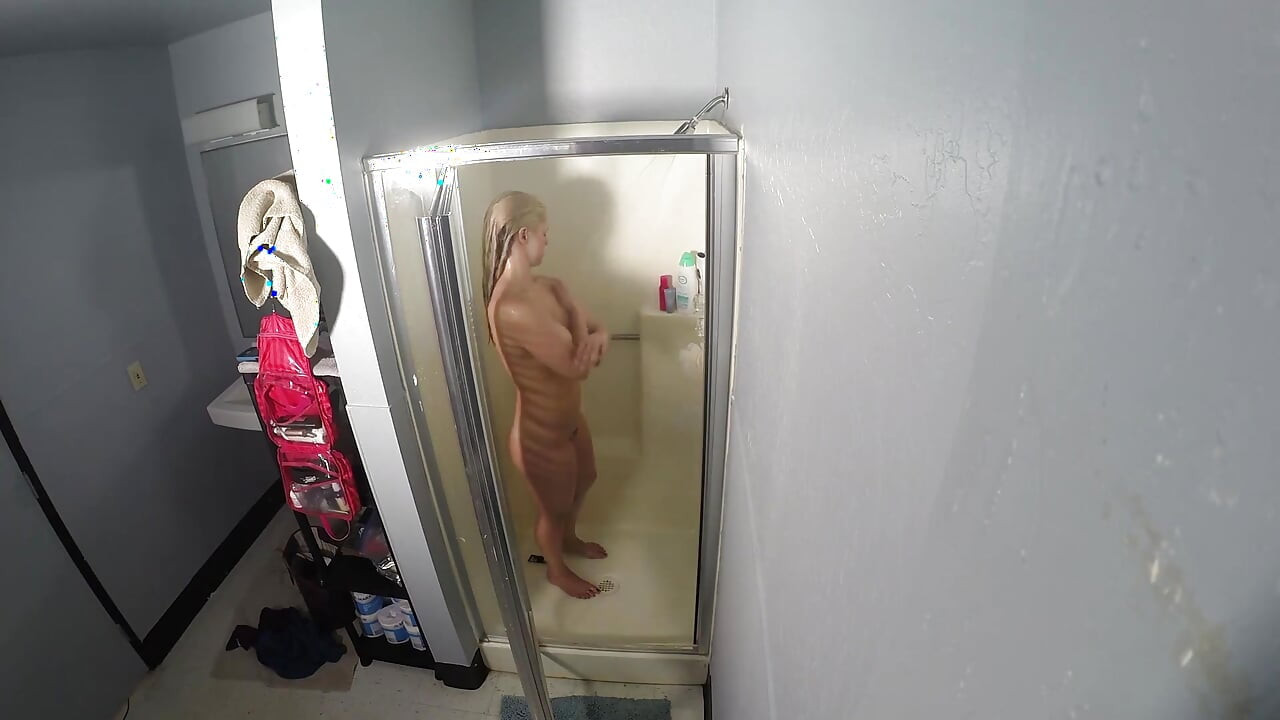 Hot blonde Sarah Vandella blows 4 guys in blowbang behind the scenes