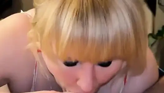 Malaikat Natal seksi mendapatkan sayapnya