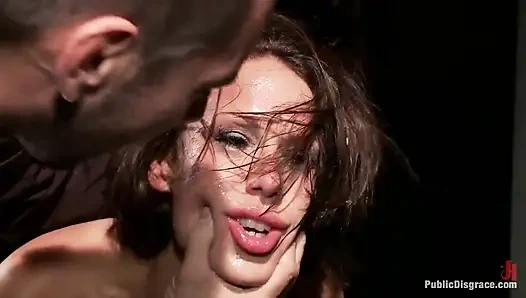 Маккензи с большими сиськами Ли опозорили в баре