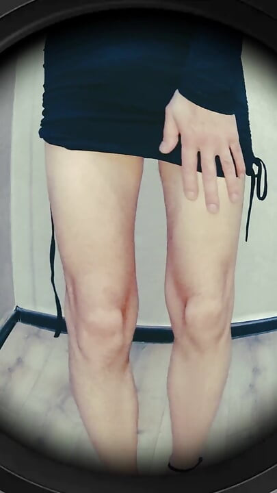 Saya berjalan sendirian di sekitar rumah