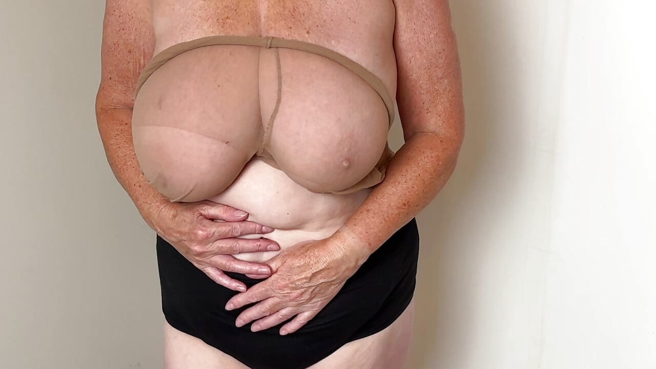 Mevrouw rijpe voeten tan panty zwart slipje 502