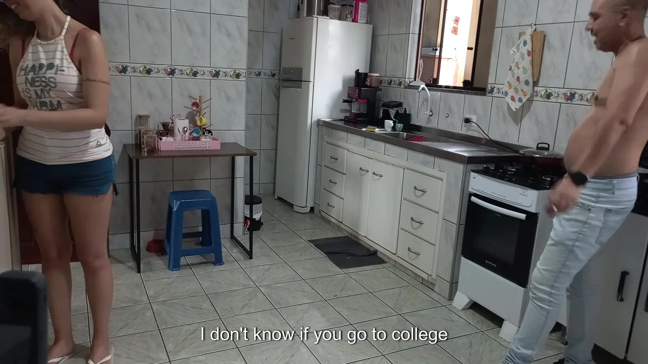 女仆在应老板的要求工作时赤身裸体。