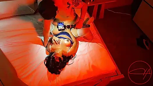 Инфлюенсер дебютирует с одарённой девушкой, без презерватива и покрытой маслом, пока не эякулирует внутри неё