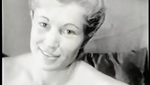 Klasik büyük memeli güzellik Virginia Bell senin için büyük sıkı göğüslerini göstererek televizyon üzerinde domalıyor
