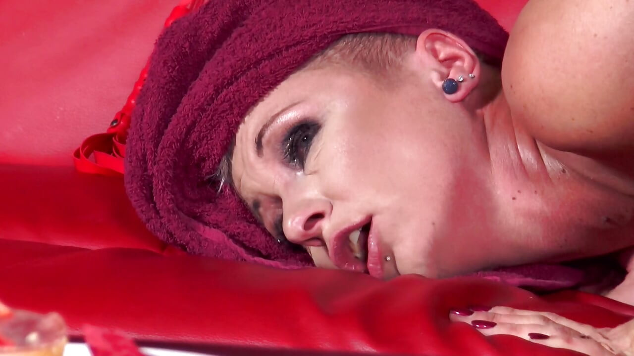 Linda chica con gran culo redondo rociado en sus tetas