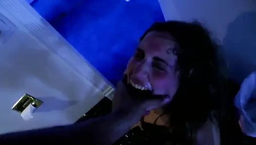 Возбужденную блондинку-шлюшку жестко трахают в анал, глубоко заглатывает и писсируют