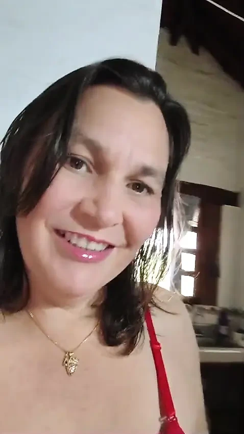 Một người phụ nữ già ở nhà một mình và cọ xát âm hộ của cô ấy bằng con cu giả của cô ấy.