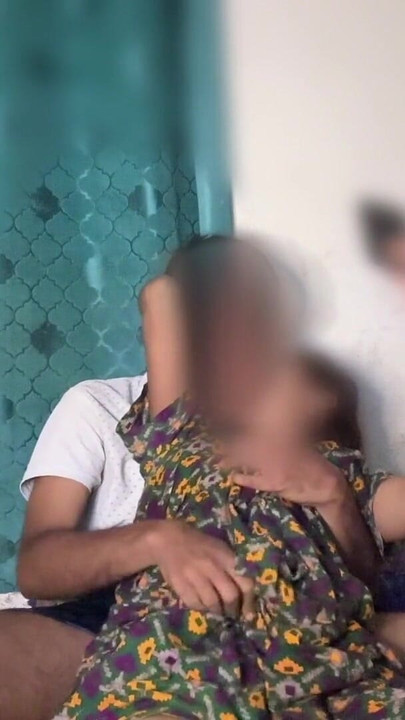 "보지 손가락을 문지르고 자지를 빨아먹는 소녀"의 기억에 남는 순간
