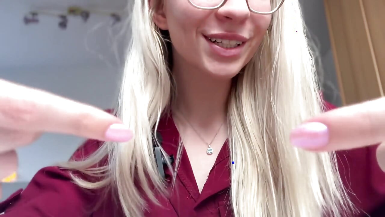 בחורה רעה מענישה אותך עם דגדוגים Asmr
