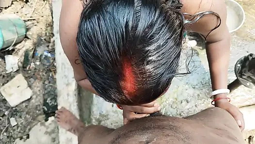 Desi pados ki bhabhi ko nahate samay land Chus aaya