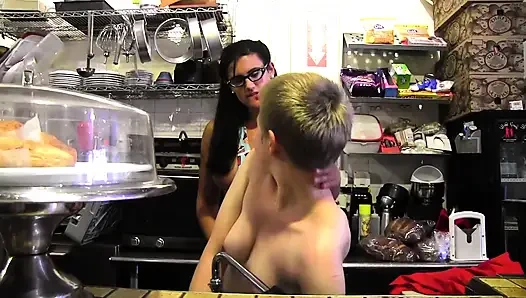 Dua tanggul di dapur bermain es krim