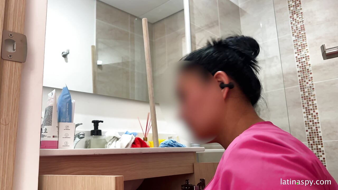 Η τέλεια λατίνα υπηρέτρια φαίνεται ωραία στον εξοπλισμό καθαρισμού μέρος 3