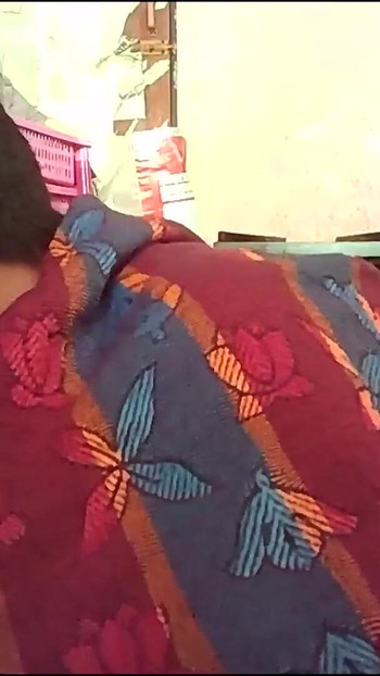 Epski trenutak iz filma "Indijska seoska kućanica tako vruće poljubac pomiče guzu"