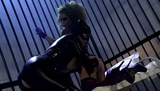 Wanita kucing membantu joker melarikan diri dari penjara dan membiarkannya menidurinya