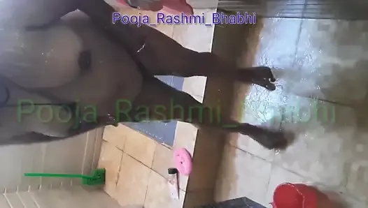 Rashmi Bhabhi принимает душ