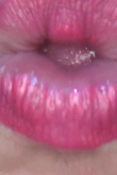 不停地吞下又大又大的杏仁!!