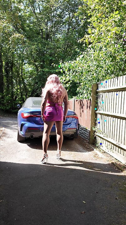 Sexy transvestã¤t kellycd2022 in meinem rosa glänzenden rock und top braune strumpfhosen und absätze