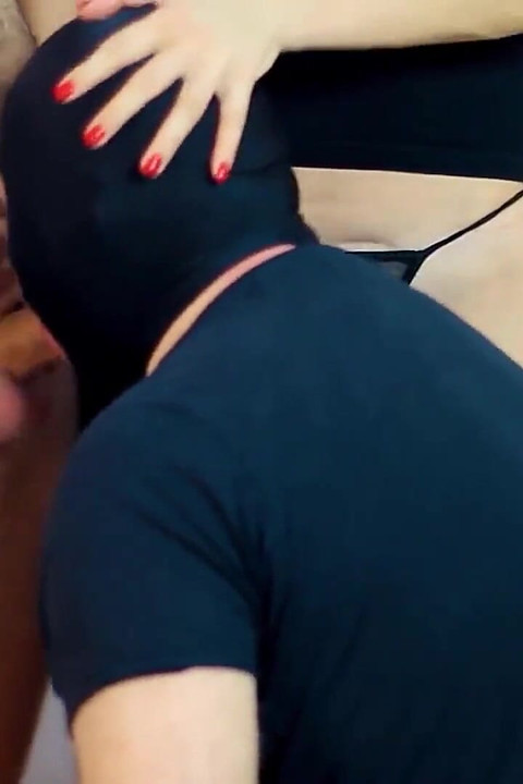 Biseksüel koca karısını bir arkadaşıyla paylaştı. Üçlü. Orta yaşlı seksi kadın gavat Döl ye. Bölüm 22. Bölüm 2 (226)