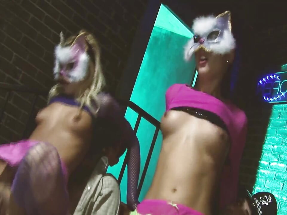 Scenă Catsbabes excitată-3 pisicuțe excitate în lenjerie futându-se împreună în alee