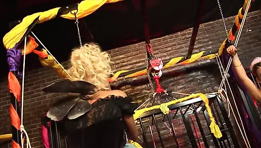 Tante seksi dan peri muda yang imut berbagi kontol pria ini