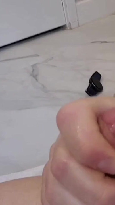 Kenarlı yarak en hafif dokunuşla patlıyor | Klip 1