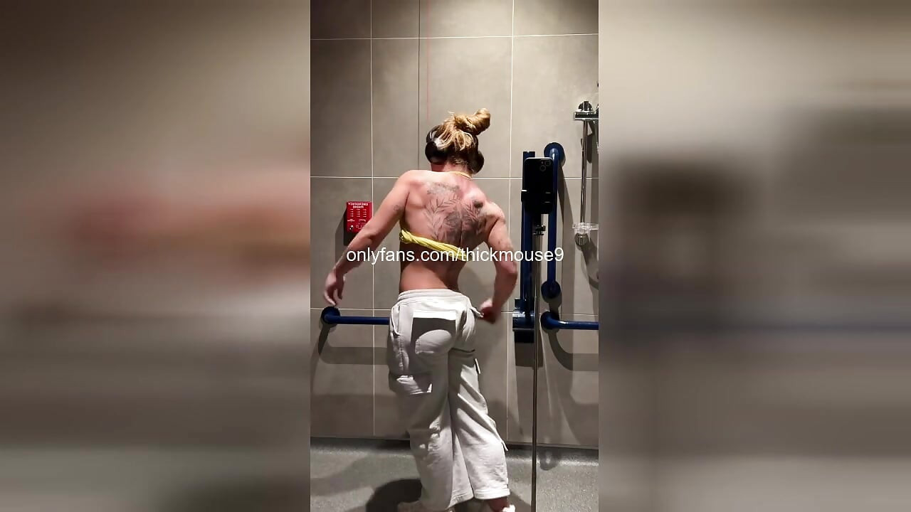 Йога изплъзване във фитнеса: 18-годишна космата путка експлодира TikTok на живо