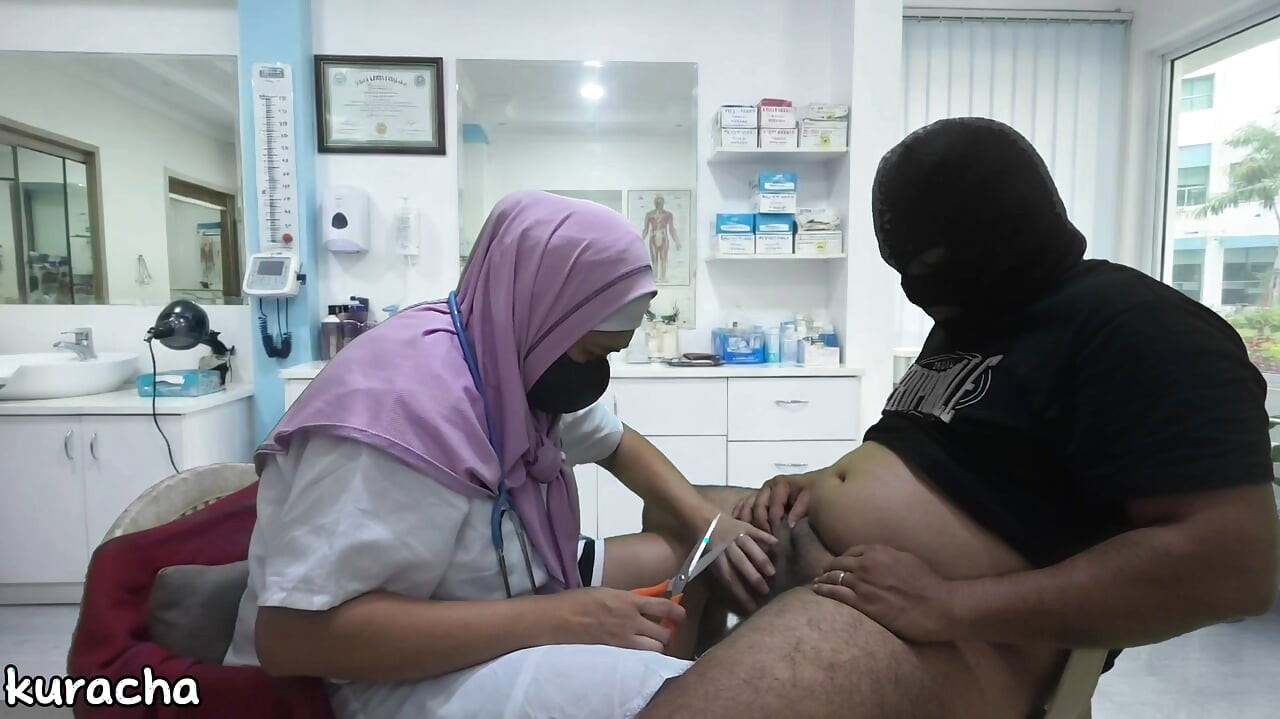 หมอฮิญาบโกนขนควยหนาของลูกค้าไม่แข็งระหว่างโกนขน