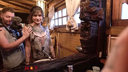 Cewek itu minta disepong! Cewek cantik bertato nyepong kontol besar