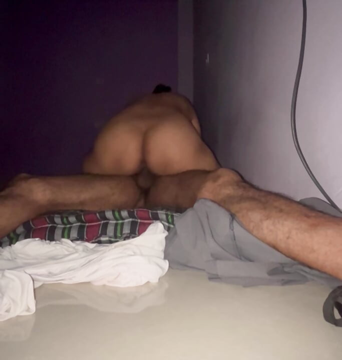 Indijska udana velika guza prekrasna stanodavka dođi u stanarsku sobu i jaše njegov kurac noću Grubi seks na madracima Glasno Hindi Prljavo