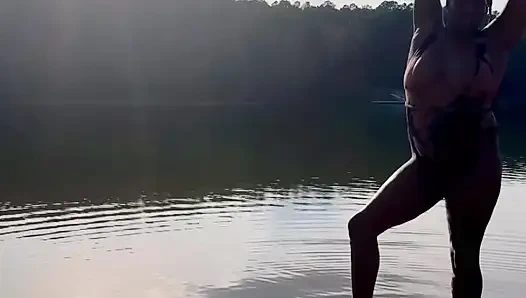 ZENCI GENÇ ERKEK AVCıSı MAYOYLA PLAJDA TWERK YAPıYOR