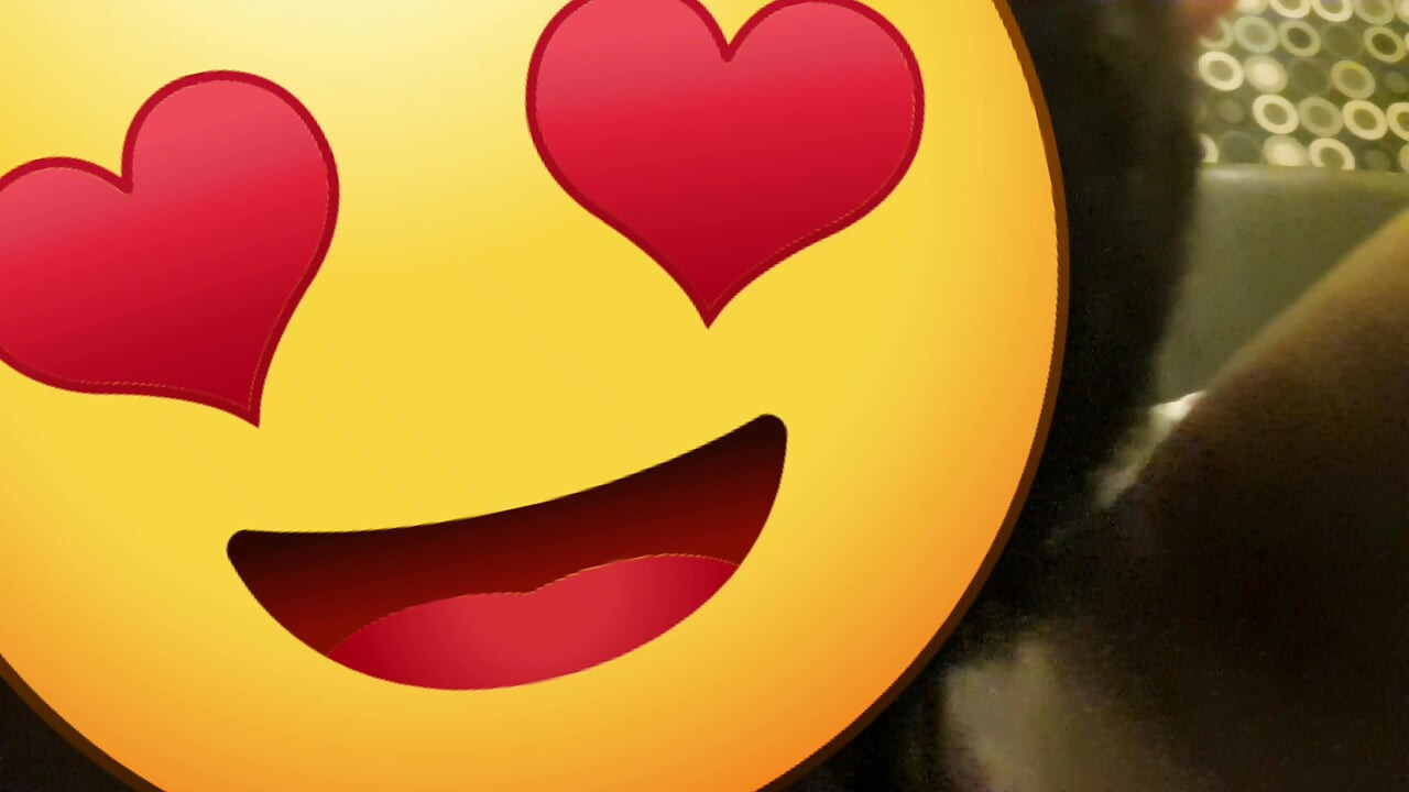 A buceta mais bonita lambendo e fodendo para um carro bonito