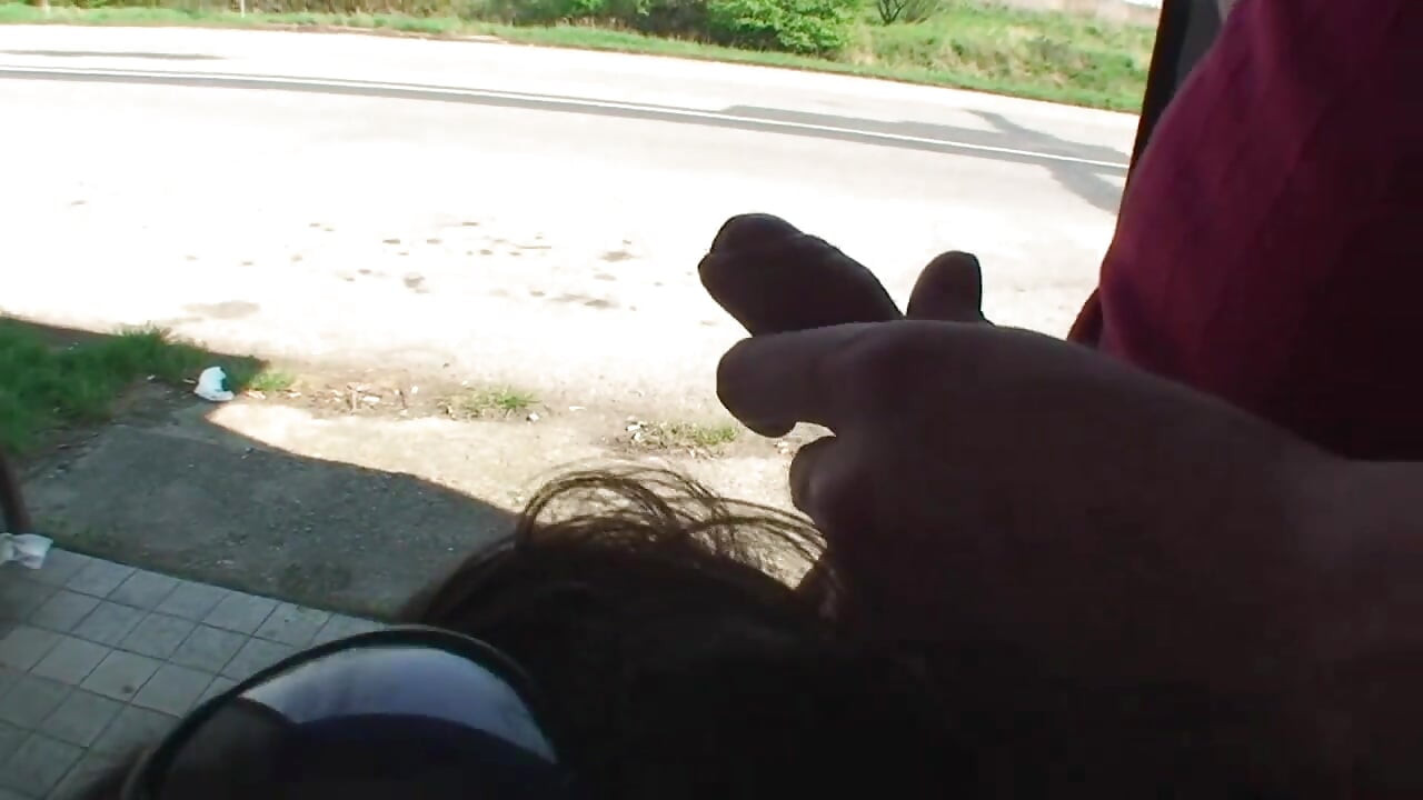 Cewek nakal amatir nyepong kontol di luar ruangan