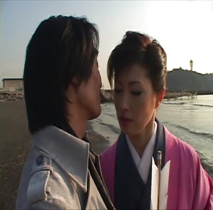 P128G04 A beautiful proprietress who seduces a male customer of a couple with a complicated relationship at a long-established inn on Enoshima. A sensual erotic drama where the human dramas of each character intersect!