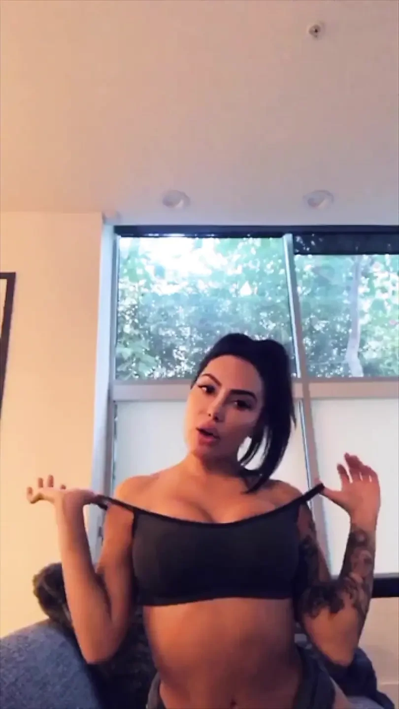 Suada latina Lela Star se masturba depois de se malhar