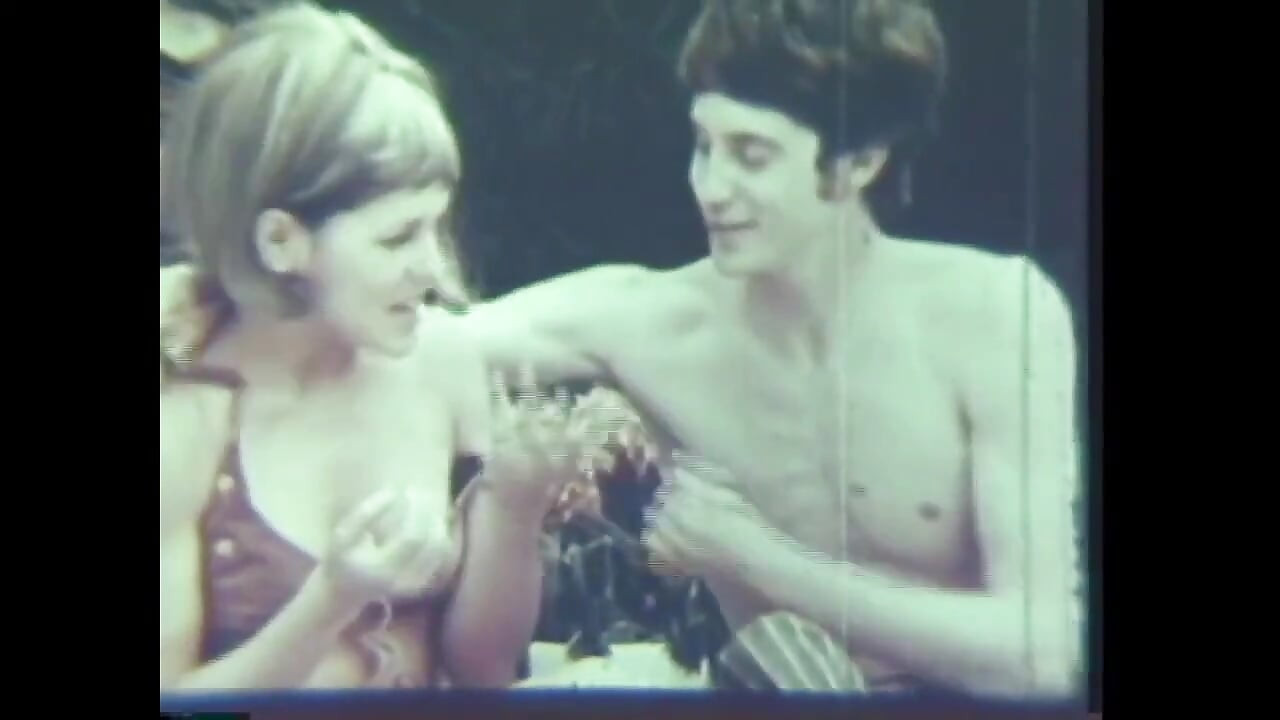 Seks vintaj panas di luar di tepi kolam renang!