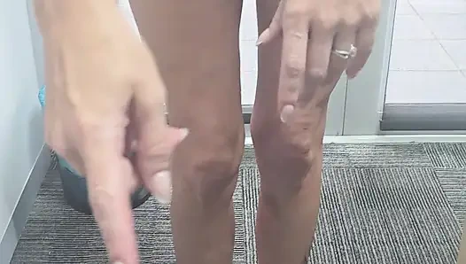 Chef fickt mich in seinem büro und entleert seine eier auf meinem arsch im sitzungsraum