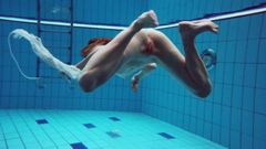 Blondes Schätzchen nackt unter Wasser, Diana Zelenkina