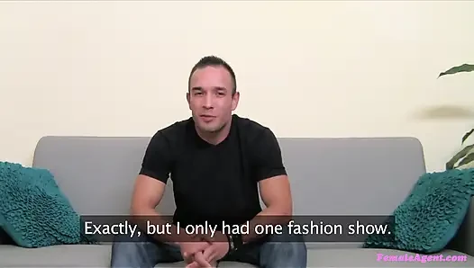 Женщина-агент - симпатичный мужик долбит киску милфы-агента до сорвающего оргазма