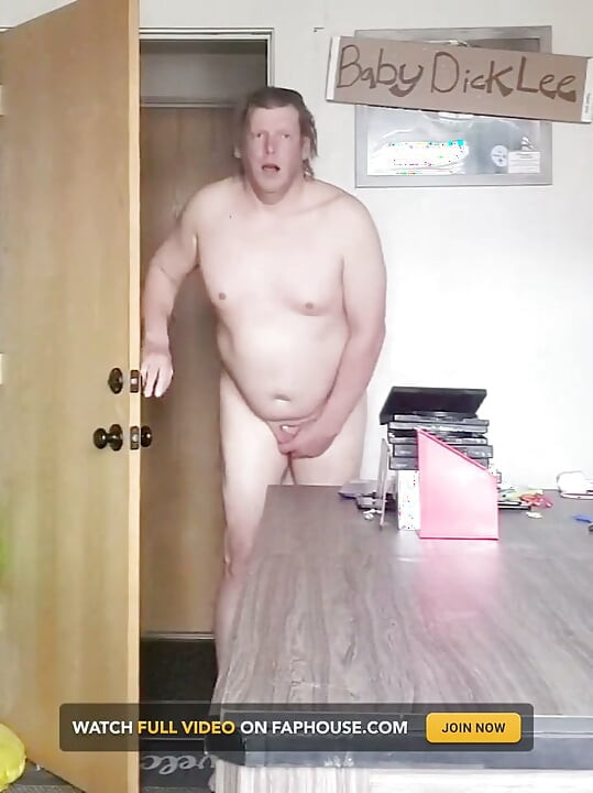 Lee Przybylowicz brincando com um dildo pelada no corredor