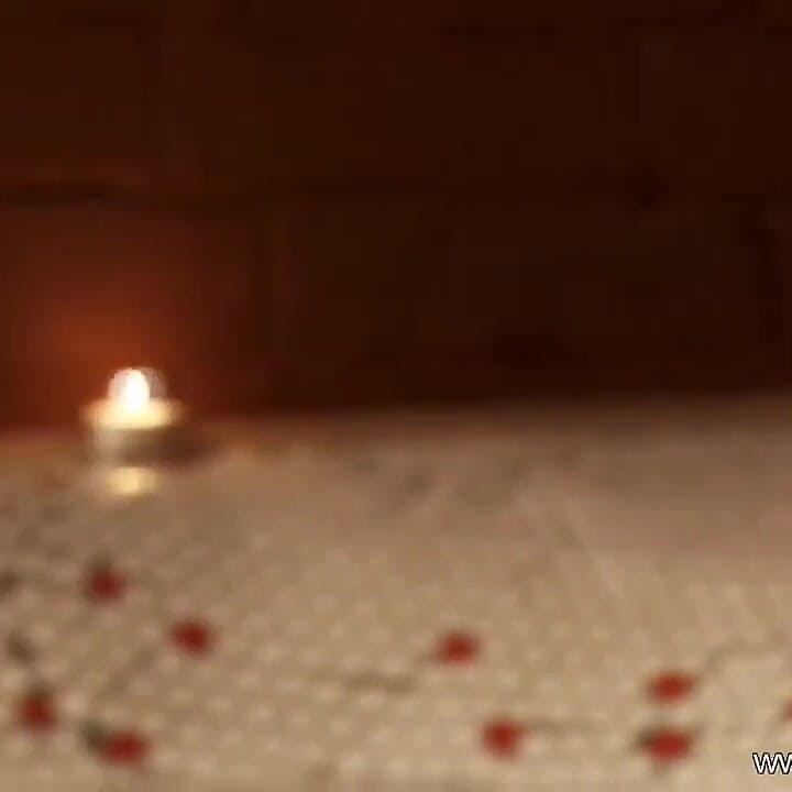 Loira macia chupa um pau grande no banheiro