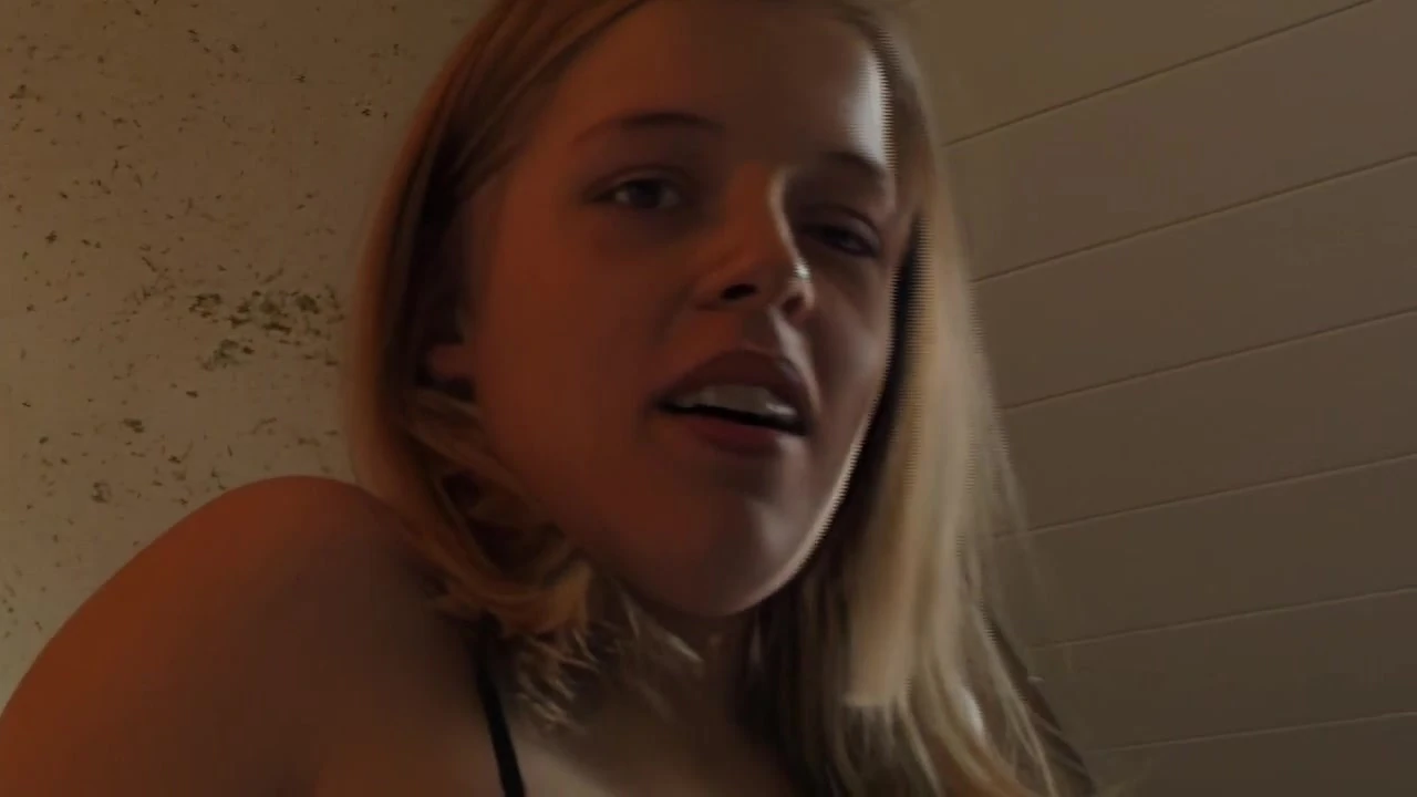 junge blondine freut sich auf das casting und faengt direkt an sich zu fingern