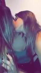girl kiss