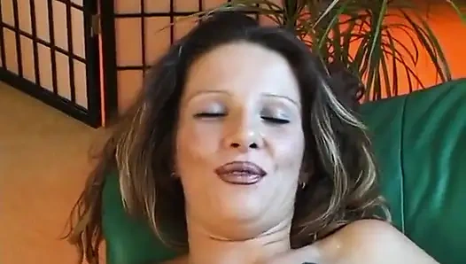 Zierliche schlampe lutscht gerne schwanz und schmeckt heißes sperma