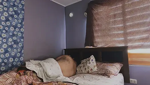 Üvey kızım yatağıma girdi ve sonunda sert sikişiyoruz
