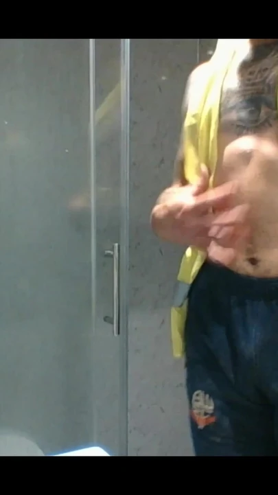 Zapanjujući trenutak iz "Carl radi u svojoj prljavoj hi vis radnoj odeći daje nam lep snimak sperme pod tušem"