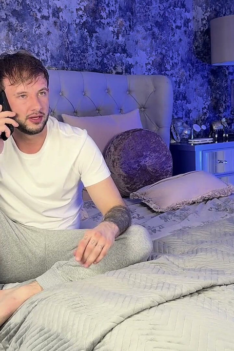 Napalona MILF Dostaje Chłopaka Najstarszego, Aby Włożył Wtyczkę Butt I Dotyka Jej