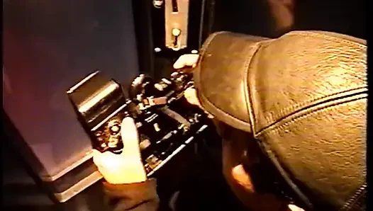 Azgın orta yaşlı seksi kadın mağazada zonklayan yarağı gırtlağına kadar alıyor