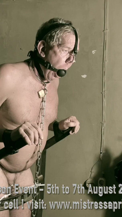 Detik mendebarkan dari "Dominatrix Mistress April - acara gerudi penjara Bunker Tentera"
